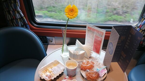 Сервировка завтрака в туристическом поезде
