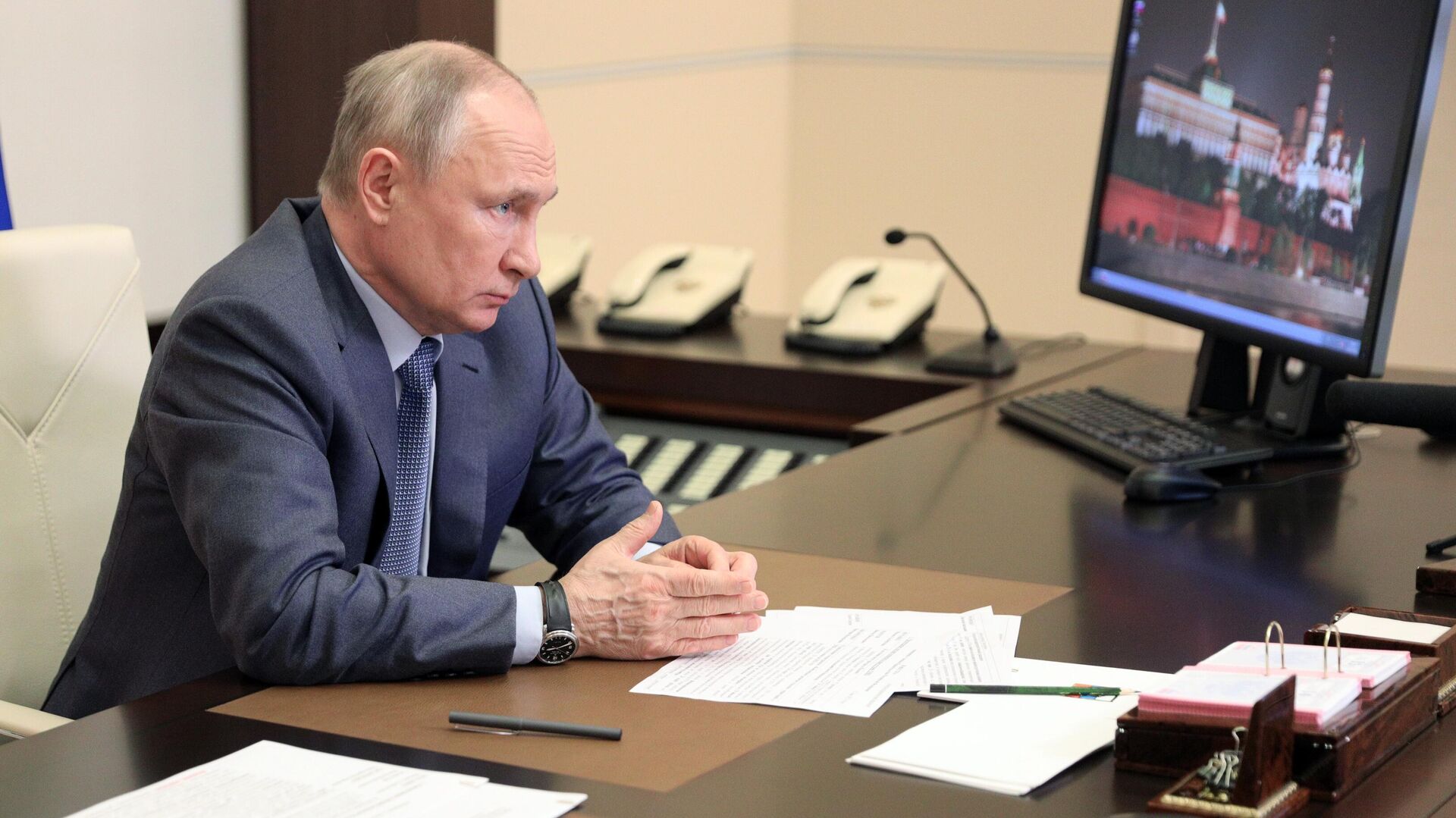 Президент РФ Владимир Путин проводит в режиме видеоконференции совещание с членами правительства РФ - РИА Новости, 1920, 13.05.2021