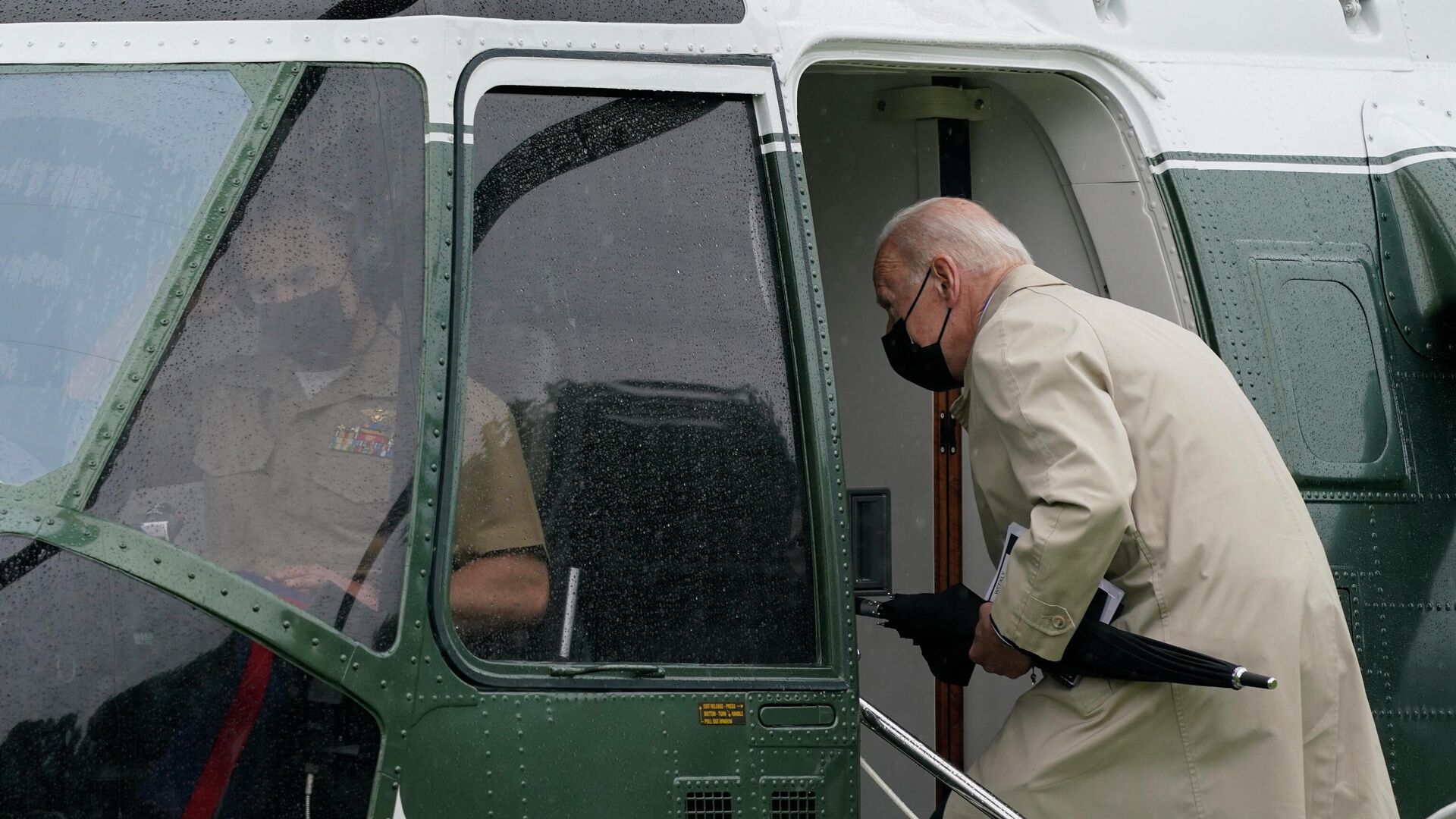 Президент США Джо Байден садится в вертолет в Вашингтоне  - РИА Новости, 1920, 14.05.2021