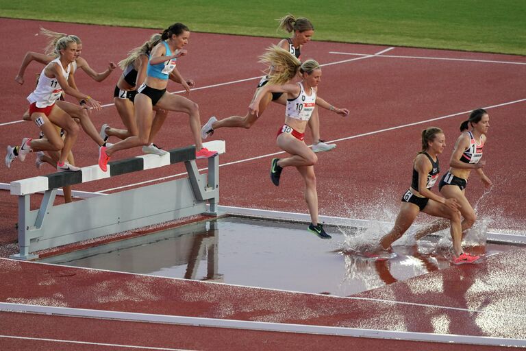 Атлеты во время соревнований USATF Golden Games 2021