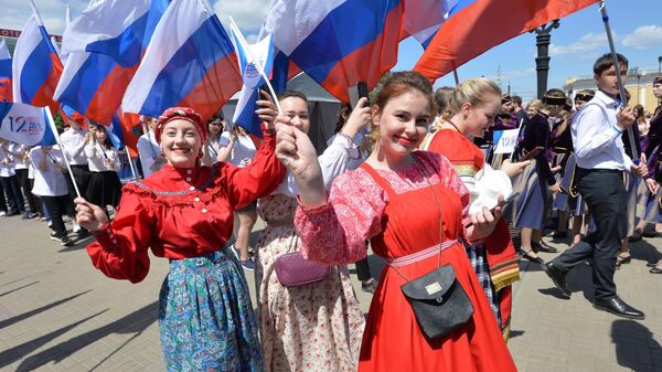 Девушки на праздновании Дня России в Челябинске