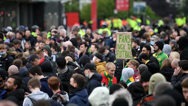 Demonstrators protest against Manchester United's owners outside Old Trafford stadium in Manchester, north west England, on May 13, 2021, ahead of the English Premier League football match between Manchester United and Liverpool. (Photo by Oli SCARFF / AFP)