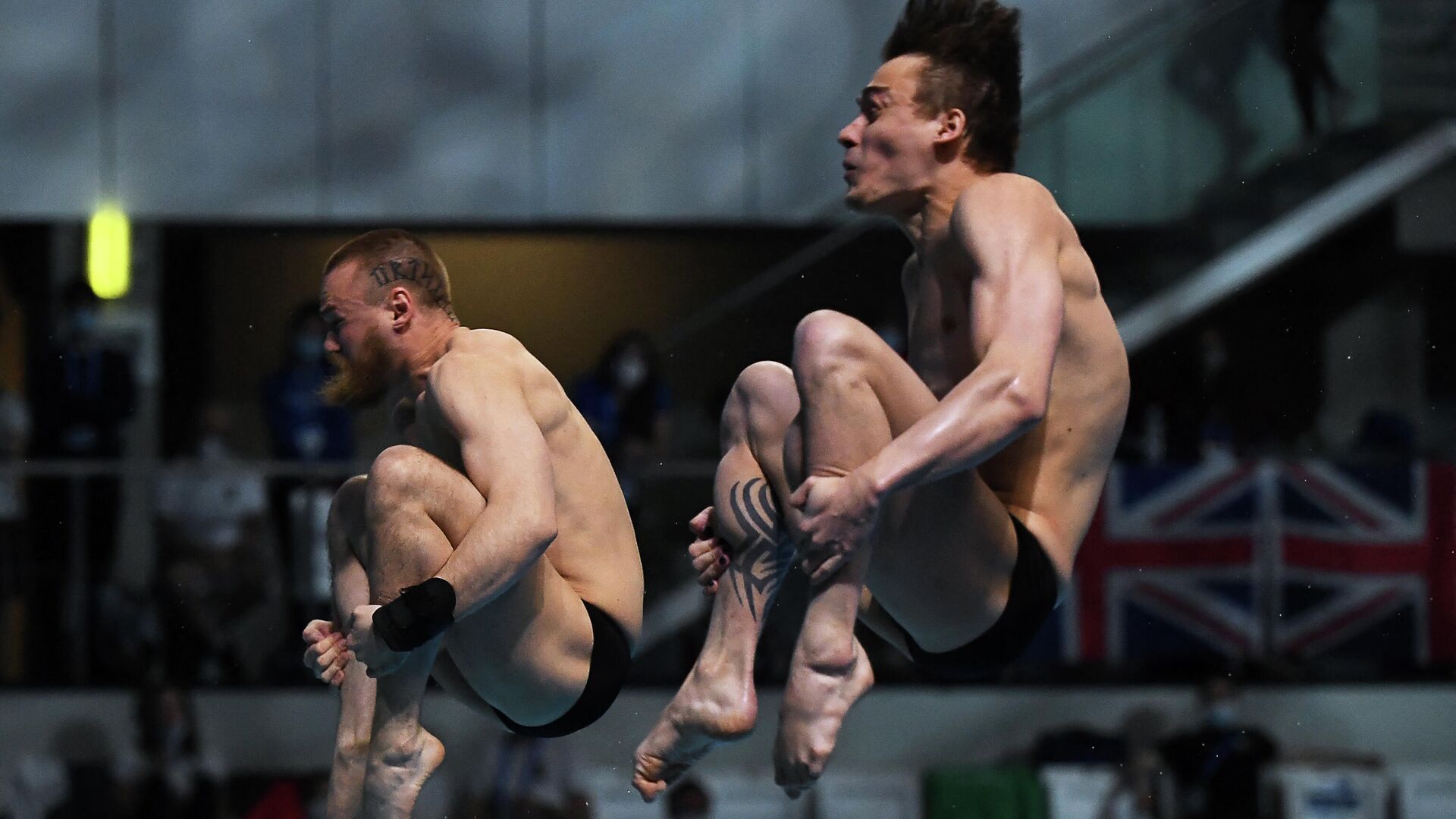 Russia's Nikita Shleikher (R) and Russia's Evgenii Kuznetsov compete in the Men's Synchronised 3m Springboard Diving event during the LEN European Aquatics Championships at the Duna Arena in Budapest on May 13, 2021. (Photo by Attila KISBENEDEK / AFP) - РИА Новости, 1920, 13.05.2021