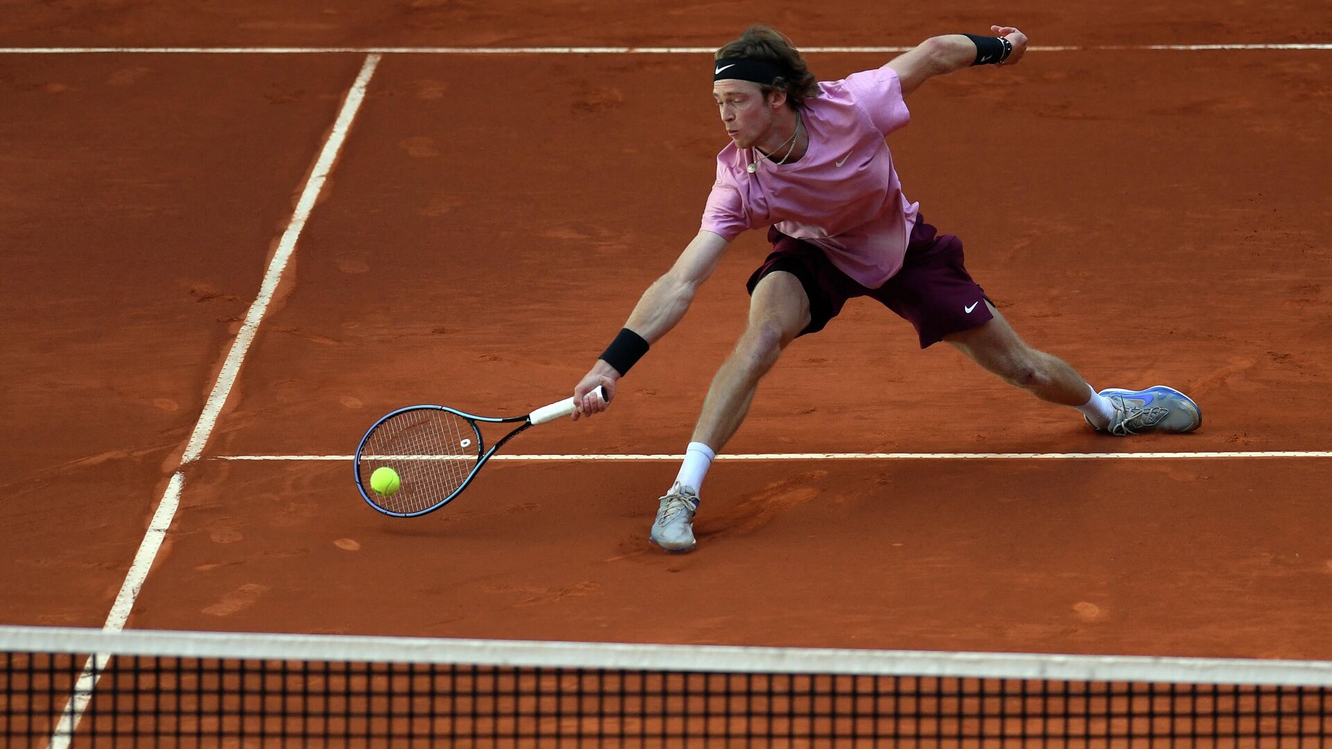 Russia's Andrey Rublev returns the ball to US John Isner during their 2021 ATP Tour Madrid Open tennis tournament singles match at the Caja Magica in Madrid on May 6, 2021. (Photo by OSCAR DEL POZO / AFP) - РИА Новости, 1920, 13.05.2021