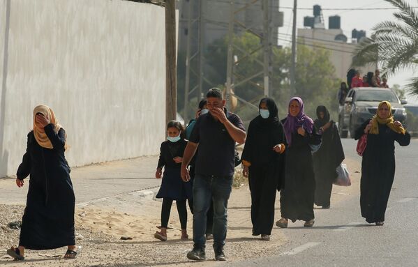 Палестинцы покидают свои дома во время израильских воздушных ударов