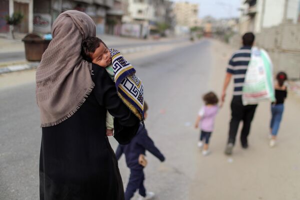 Палестинцы покидают свои дома во время израильских воздушных ударов