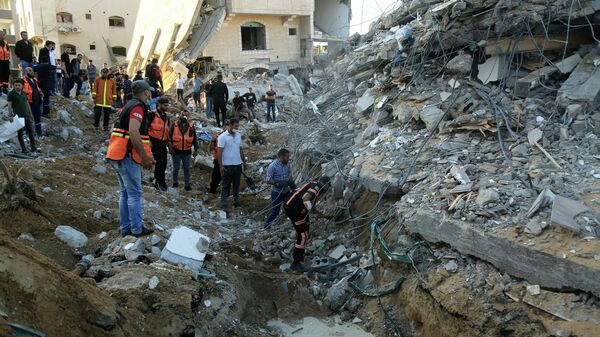 Палестинские медики на месте разрушенного дома в Газе
