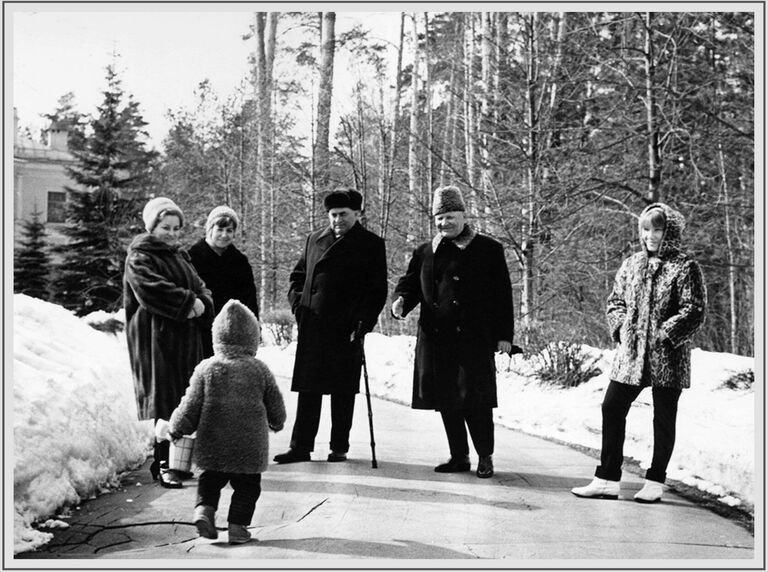 Иван Степанович Конев с семьей на даче в Подмосковье