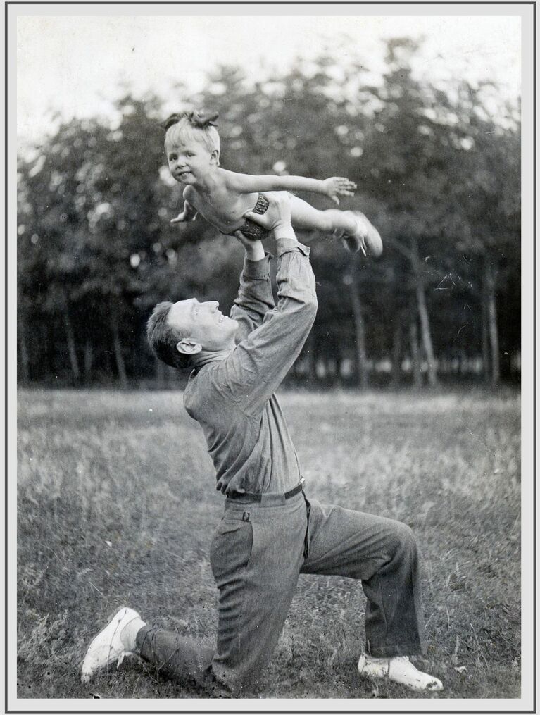 На фото 1940 года Сергей Бирюзов с дочкой Ольгой на даче