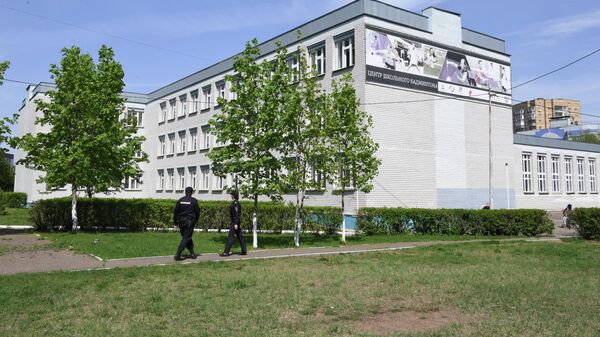 Сотрудники правоохранительных органов у школы №174 в Казани