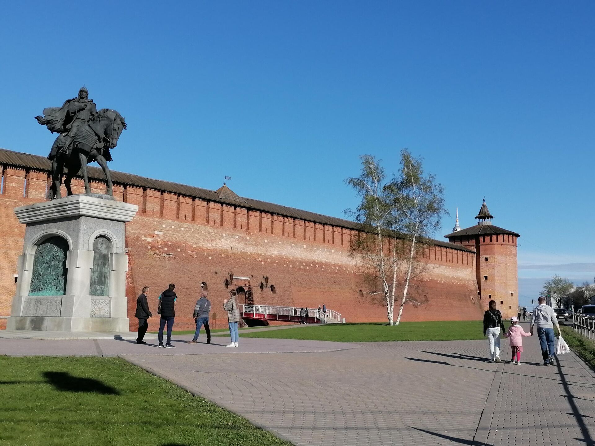 Вид памятник Дмитрию Донскому и стены Кремля в Коломне - РИА Новости, 1920, 14.05.2021