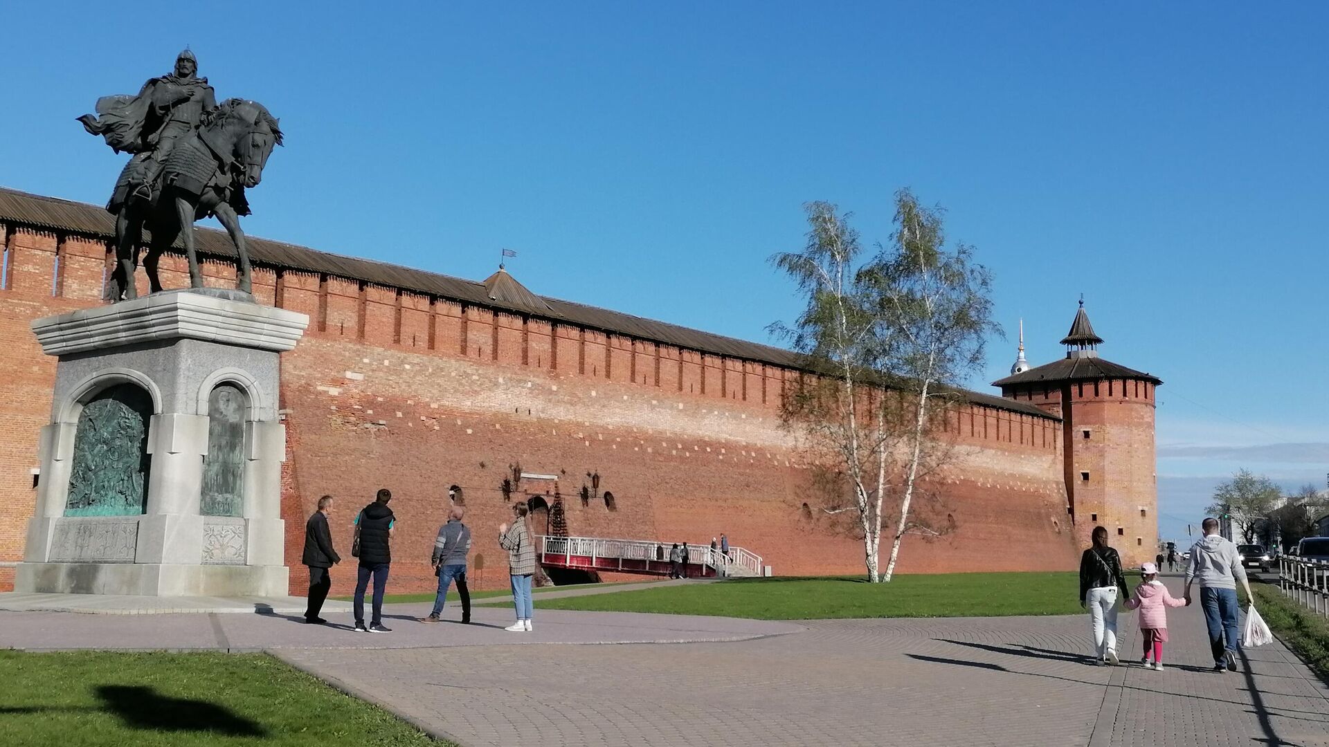 Вид памятник Дмитрию Донскому и стены Кремля в Коломне - РИА Новости, 1920, 26.10.2021