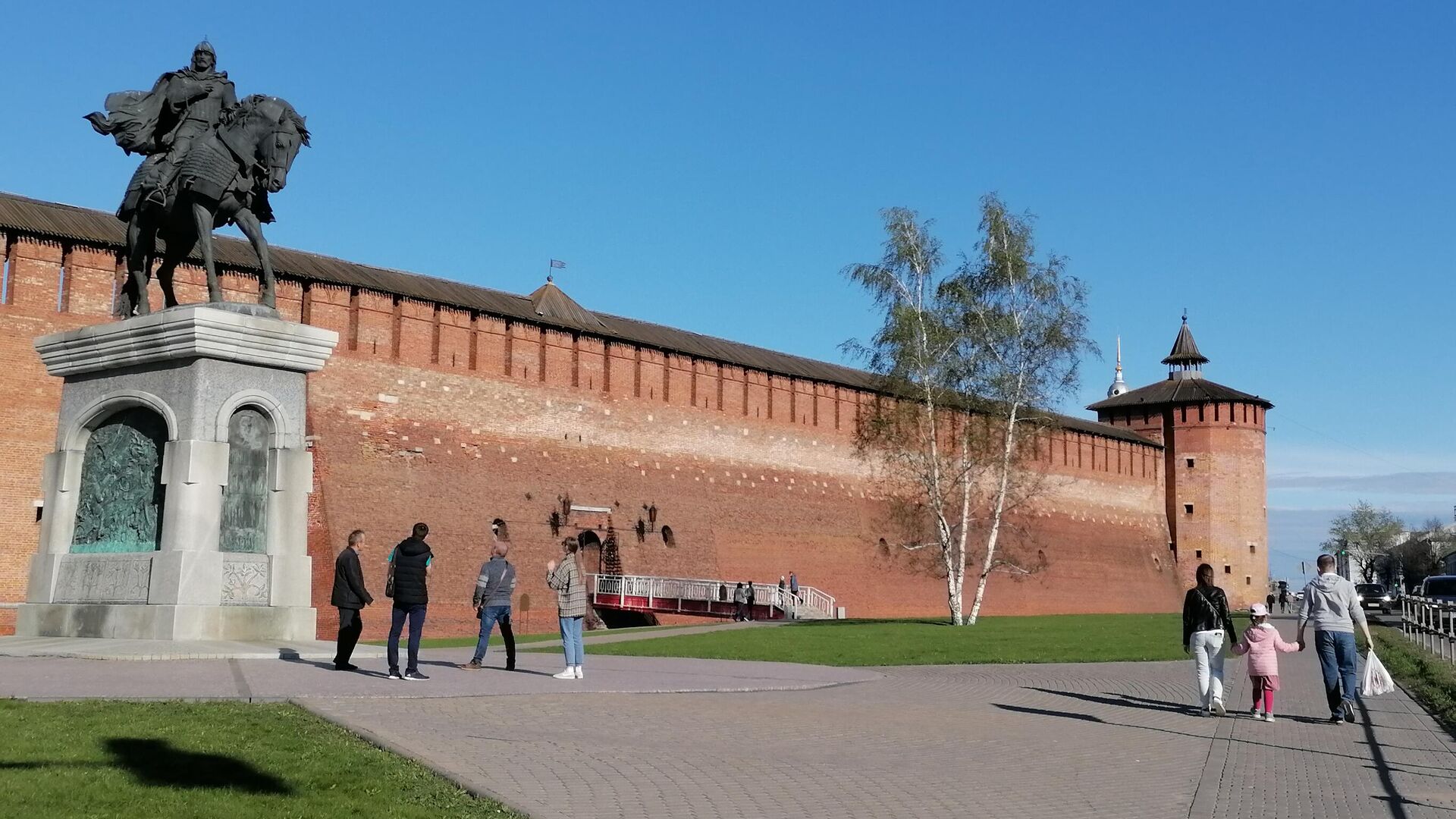 Вид памятник Дмитрию Донскому и стены Кремля в Коломне - РИА Новости, 1920, 26.10.2021
