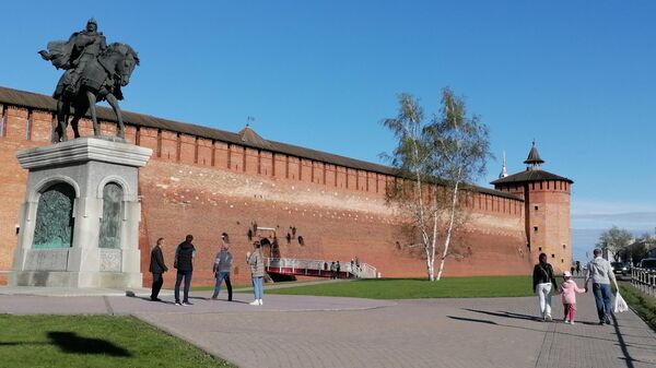 Вид памятник Дмитрию Донскому и стены Кремля в Коломне