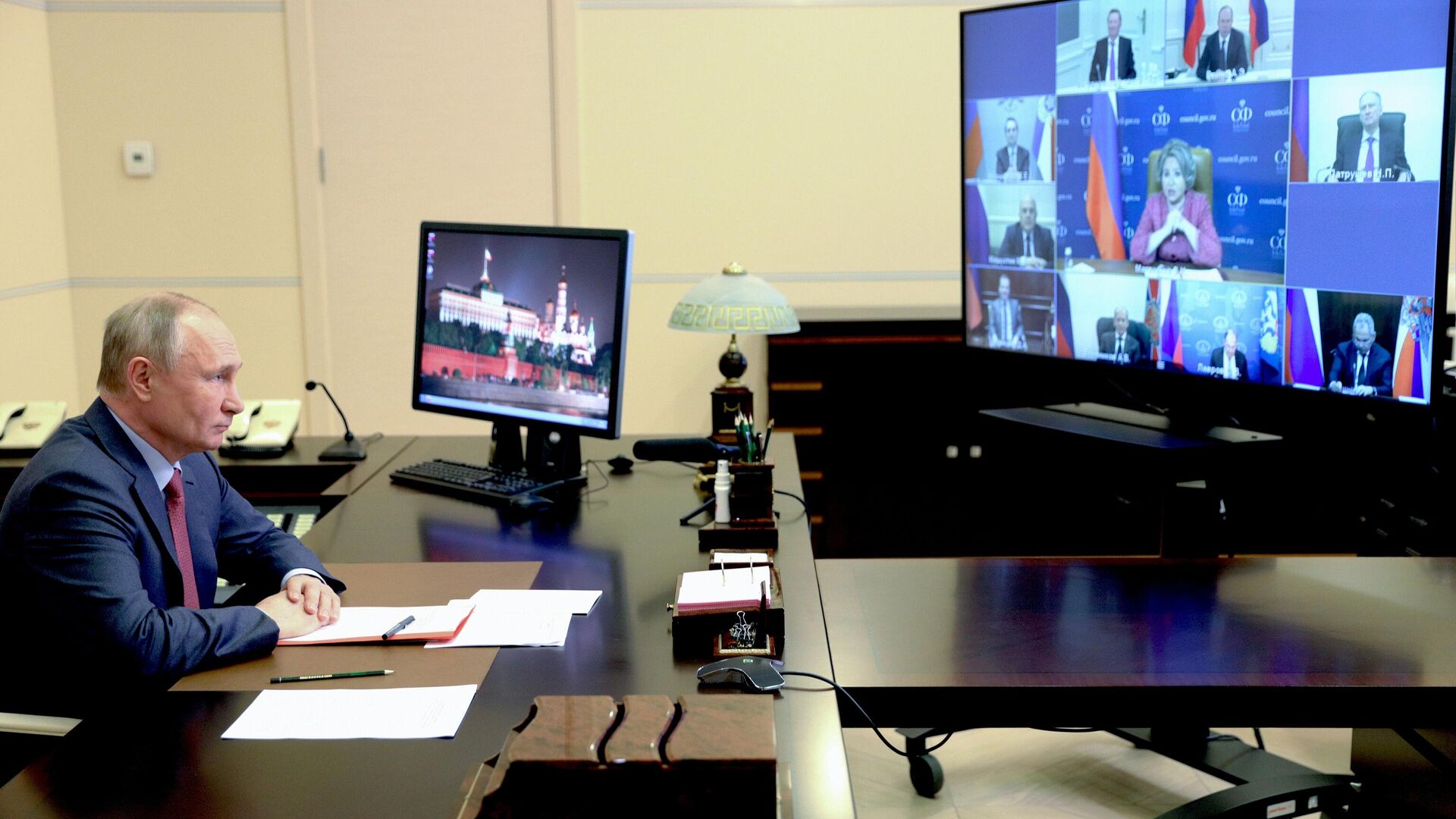 Президент РФ Владимир Путин проводит оперативное совещание с постоянными членами Совета безопасности - РИА Новости, 1920, 17.05.2021