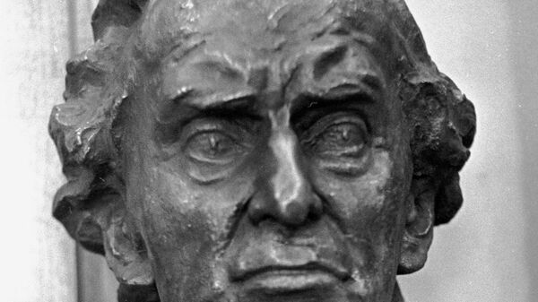 Скульптурный портрет английского философа, математика и общественного деятеля Бертрана Рассела