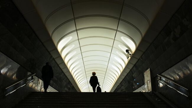 Пассажиры на станции Достоевская московского метрополитена