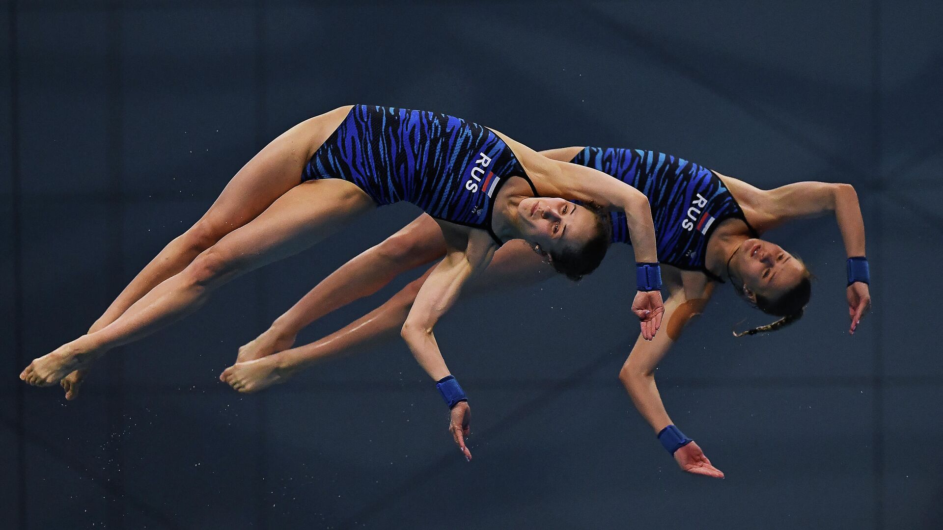 Russia's Iuliia Timoshinina (L) and Russia's Ekaterina Beliaeva compete in the Women's Synchronised 10m Platform Diving event during the LEN European Aquatics Championships at the Duna Arena in Budapest on May 14, 2021. (Photo by Attila KISBENEDEK / AFP) - РИА Новости, 1920, 14.05.2021