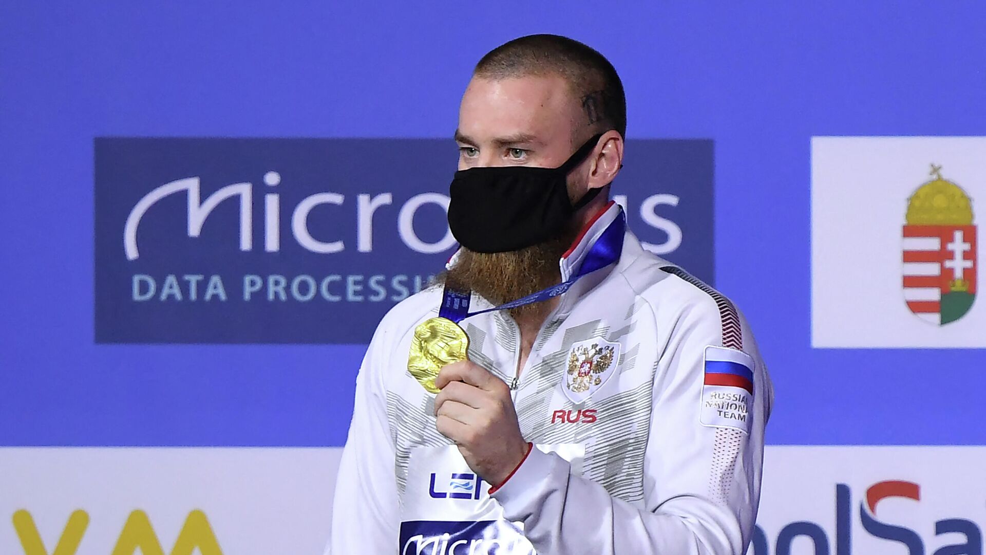 Gold medallist Russia's Evgenil Kuznetsov poses on the podium  after the Men's 3m Springboard Diving event during the LEN European Aquatics Championships at the Duna Arena in Budapest on May 14, 2021. (Photo by Attila KISBENEDEK / AFP) - РИА Новости, 1920, 14.05.2021