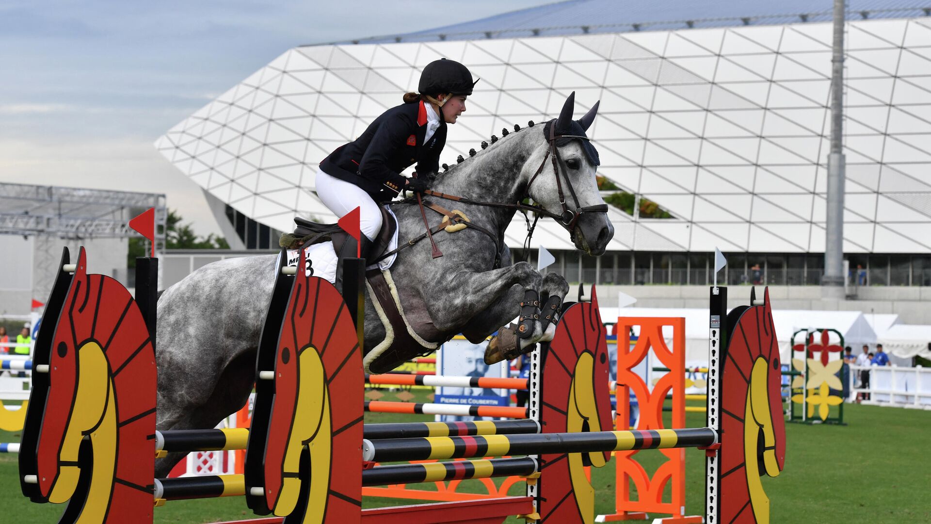 Britain's Kate French jumps during women's individual equestrian event during the UIPM World Cup modern pentathlon test event for the Tokyo 2020 Olympic Games at the AGF field, next to the Musashino Forest Sport Plaza in Tokyo on June 28, 2019. (Photo by Toshifumi KITAMURA / AFP) - РИА Новости, 1920, 14.05.2021