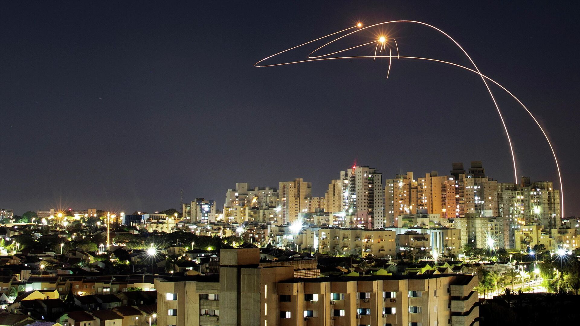 Противоракетная система Железный купол перехватывает ракеты, запущенные из сектора Газа, в небе над Ашкелоном - РИА Новости, 1920, 15.05.2021