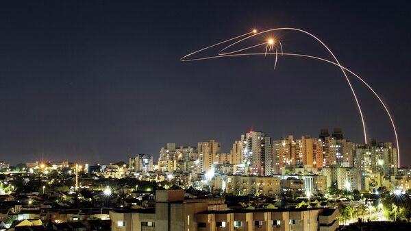 Противоракетная система Железный купол перехватывает ракеты, запущенные из сектора Газа, в небе над Ашкелоном