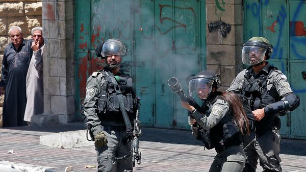 Сотрудники израильских сил безопасности во время столкновений с палестинцами