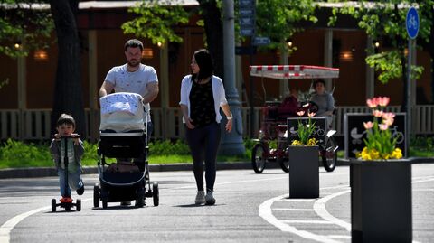 Отдыхающие в парке Сокольники в Москве Отдыхающие в парке Сокольники в Москве