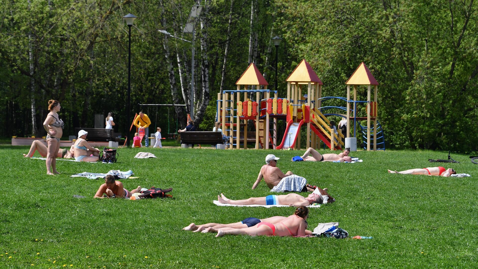Отдыхающие в парке Сокольники в Москве. 15 мая 2021 - РИА Новости, 1920, 15.05.2021