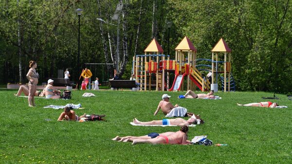 Отдыхающие в парке Сокольники в Москве. 15 мая 2021