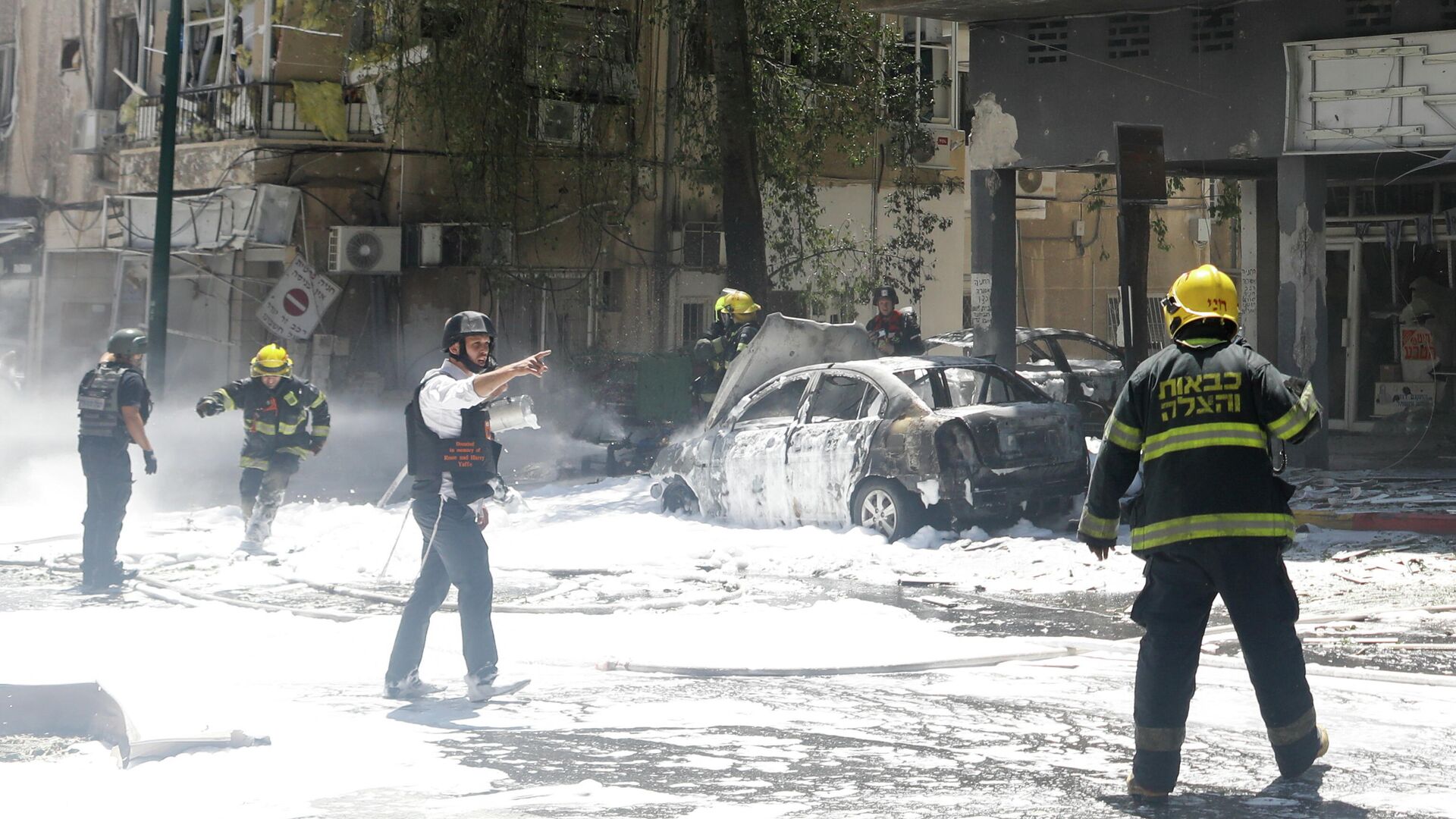Пожарные ликвидируют последствия падения ракеты, выпущенной из Газы в пригороде Тель-Авива, Израиль - РИА Новости, 1920, 15.05.2021