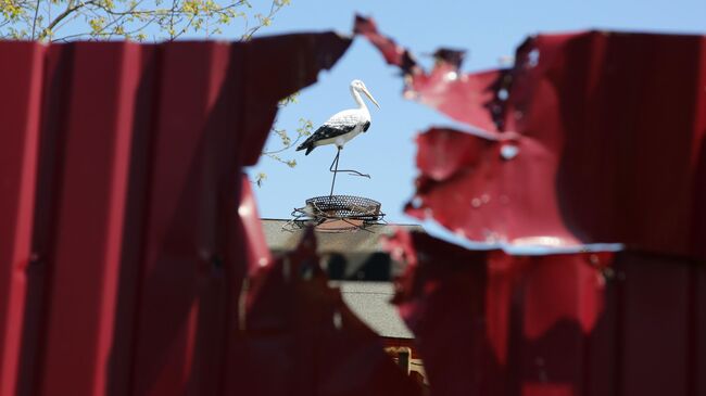 Забор дома, поврежденный разрывом снаряда в результате утреннего обстрела в Петровском районе Донецка