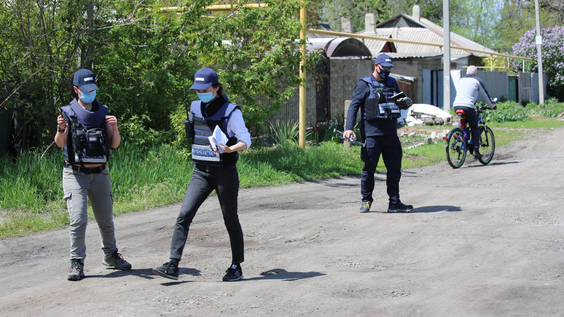 Представители мониторинговой миссии ОБСЕ прибыли на место обстрела в Петровском районе Донецка - РИА Новости, 1920, 24.09.2021