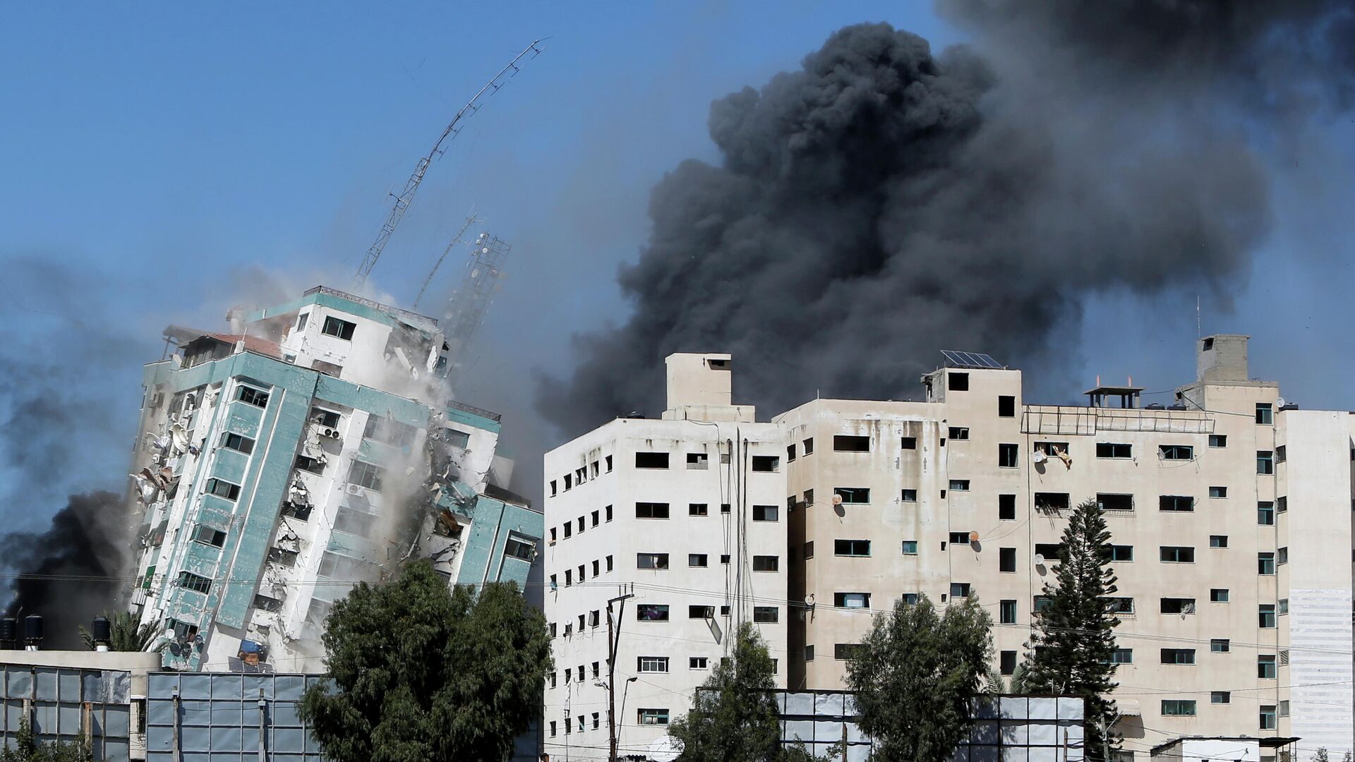 Обрушение здания в Газе, где располагались офисы международных СМИ - РИА Новости, 1920, 15.05.2021