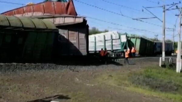 Вагоны грузового поезда сошли с рельсов в Самарской области. Кадры СК