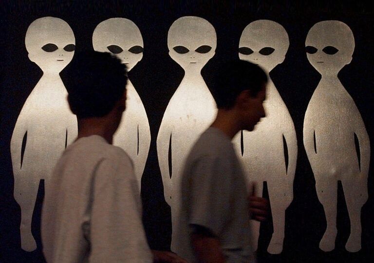 Посетители Международного музея НЛО в США Посетители Международного музея НЛО в США