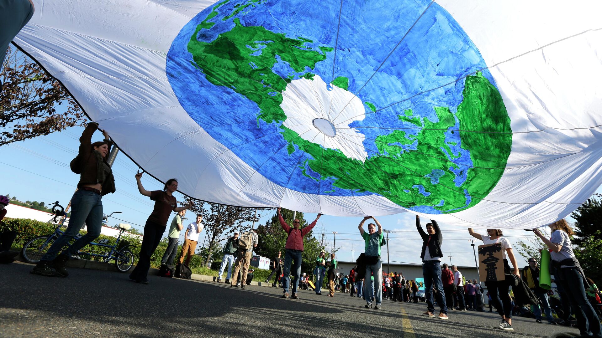 Люди держат плакат с изображением планеты Земля в Сиэтле - РИА Новости, 1920, 14.08.2021