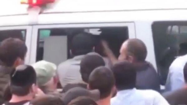 Местные жители Дагестана пытаются отбить у полиции мужчину, которого задержали после наезда на сотрудника ДПС