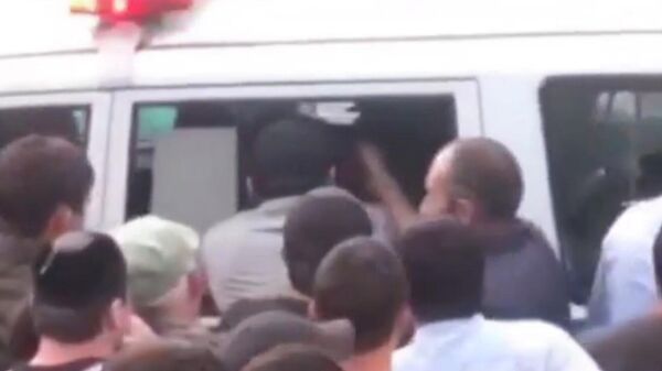 Местные жители Дагестана пытаются отбить у полиции мужчину, которого задержали после наезда на сотрудника ДПС