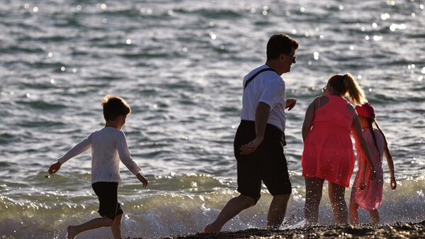Отдыхающие на пляже в курортном поселке Новофедоровка Сакского района в Крыму
