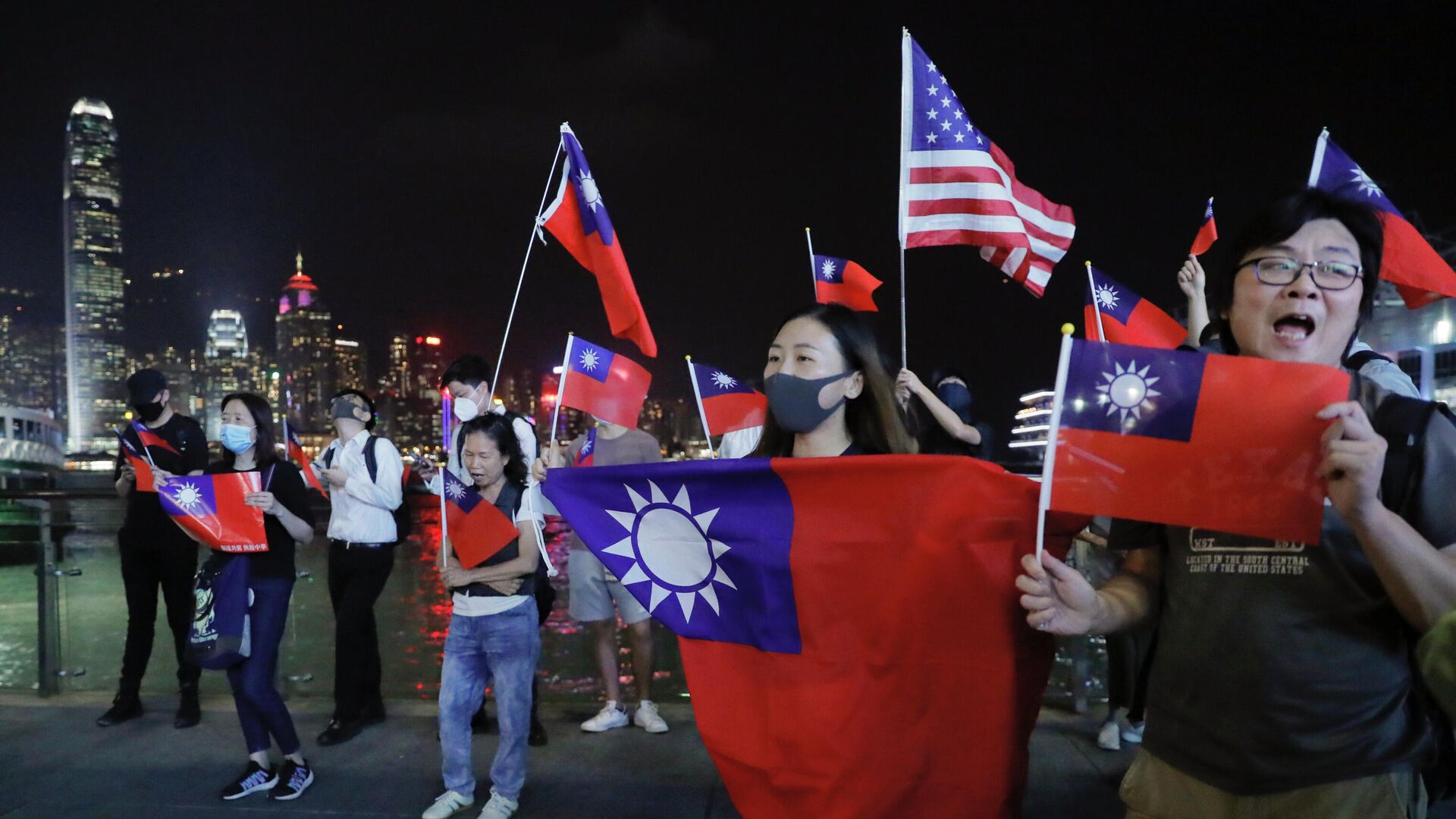 Люди c флагами Тайваня и США на митинге по случаю Национального дня Тайваня в Гонконге - РИА Новости, 1920, 11.10.2021
