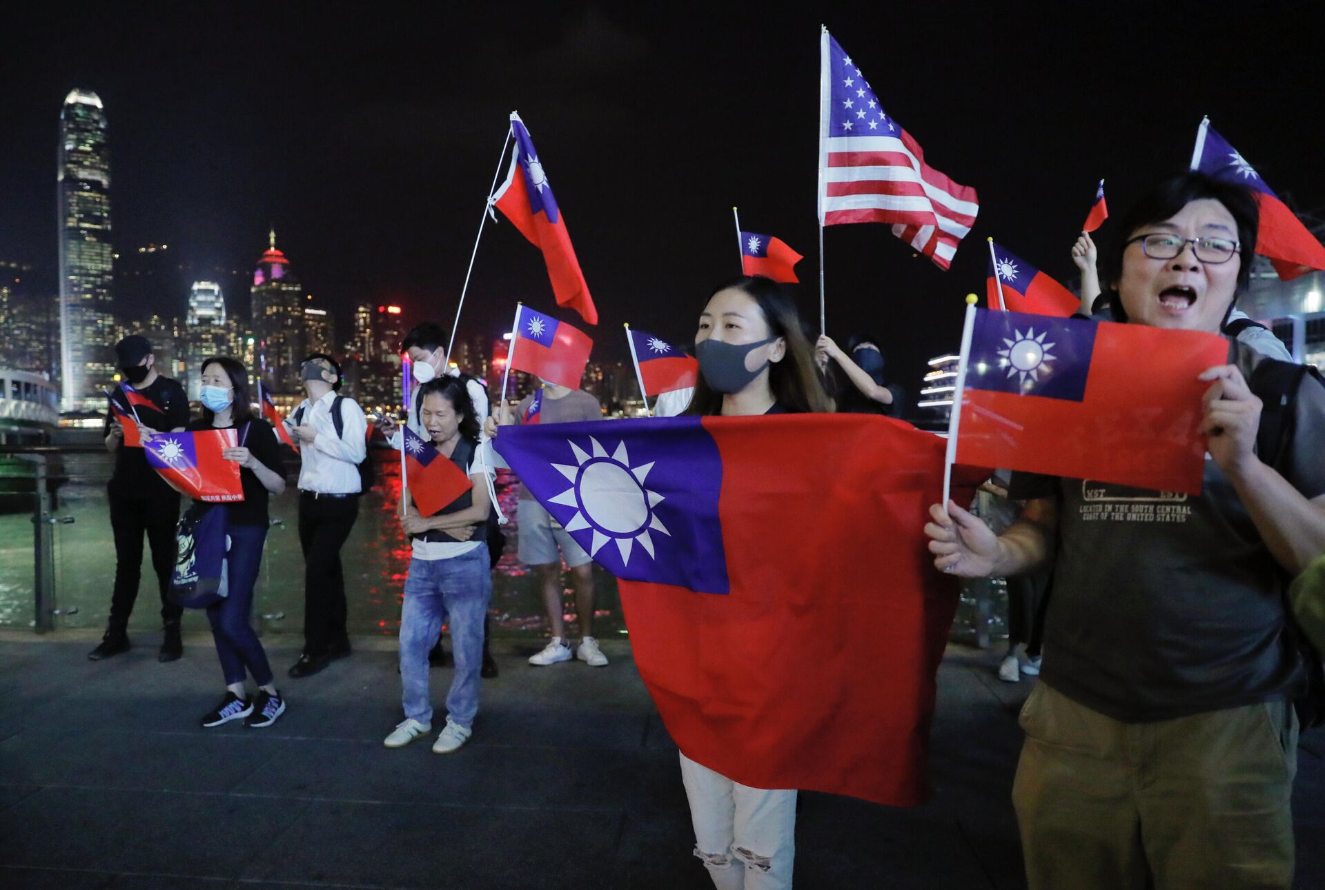 Люди c флагами Тайваня и США на митинге по случаю Национального дня Тайваня в Гонконге - РИА Новости, 1920, 30.03.2023
