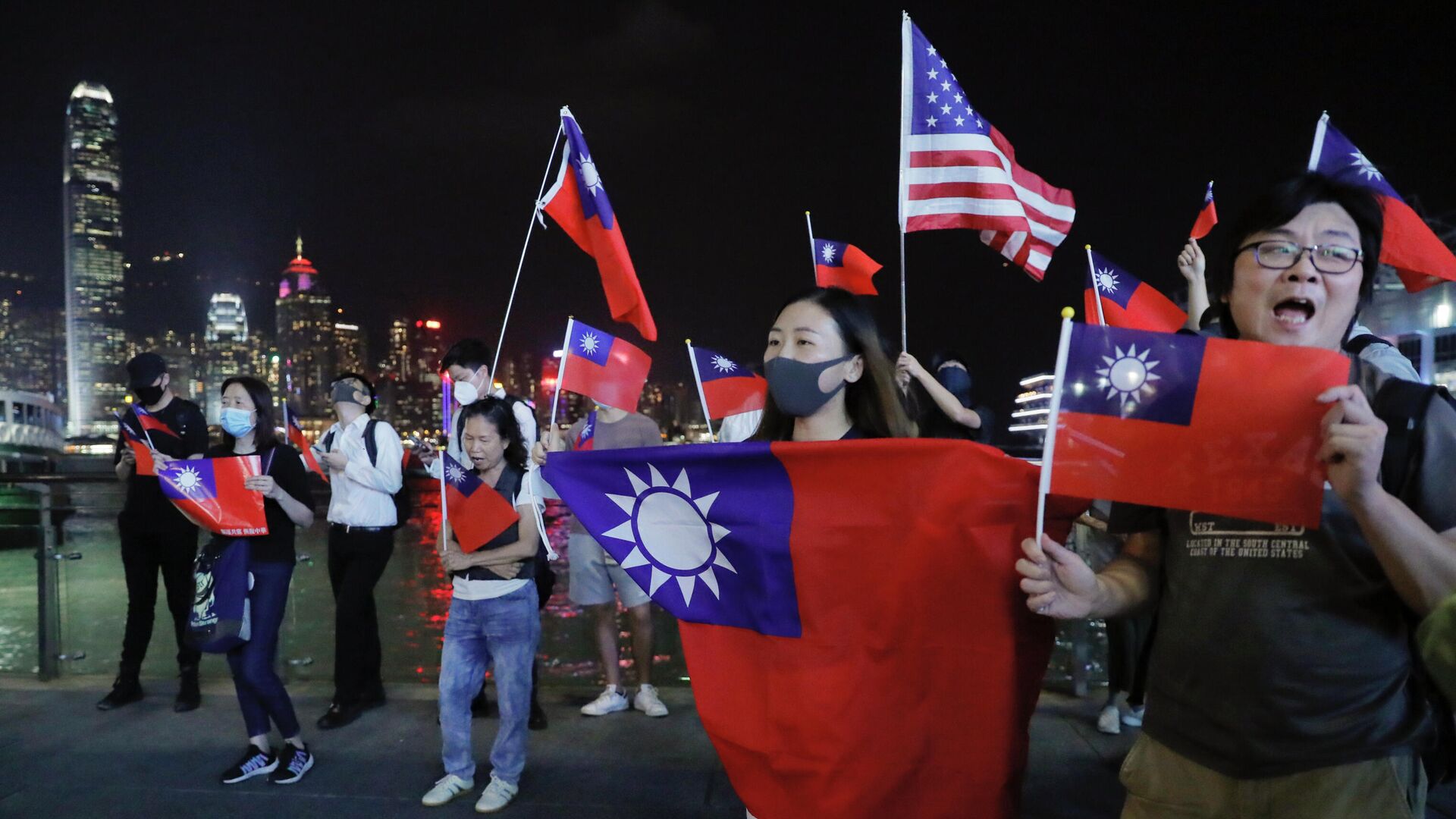 Люди c флагами Тайваня и США на митинге по случаю Национального дня Тайваня в Гонконге - РИА Новости, 1920, 06.10.2021