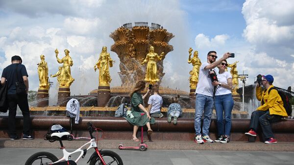 Люди у фонтана Дружба народов на ВДНХ в Москве