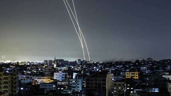 Противоракетная система Железный купол перехватывает ракеты, запущенные из сектора Газа по Израилю