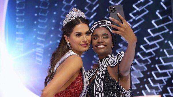 Победительница международного конкурса красоты Мисс Вселенная — 2021 Андреа Меса и Мисс Вселенная — 2019 Зозибини Тунзи