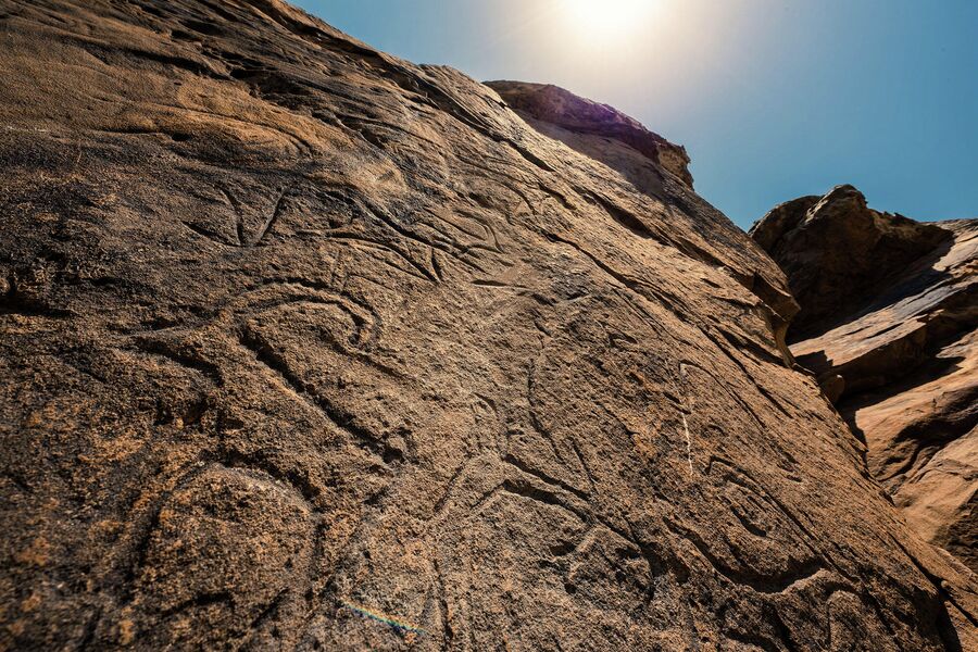 Петроглифы возраста 6000-7000 лет в районе бархана Сарыкум
