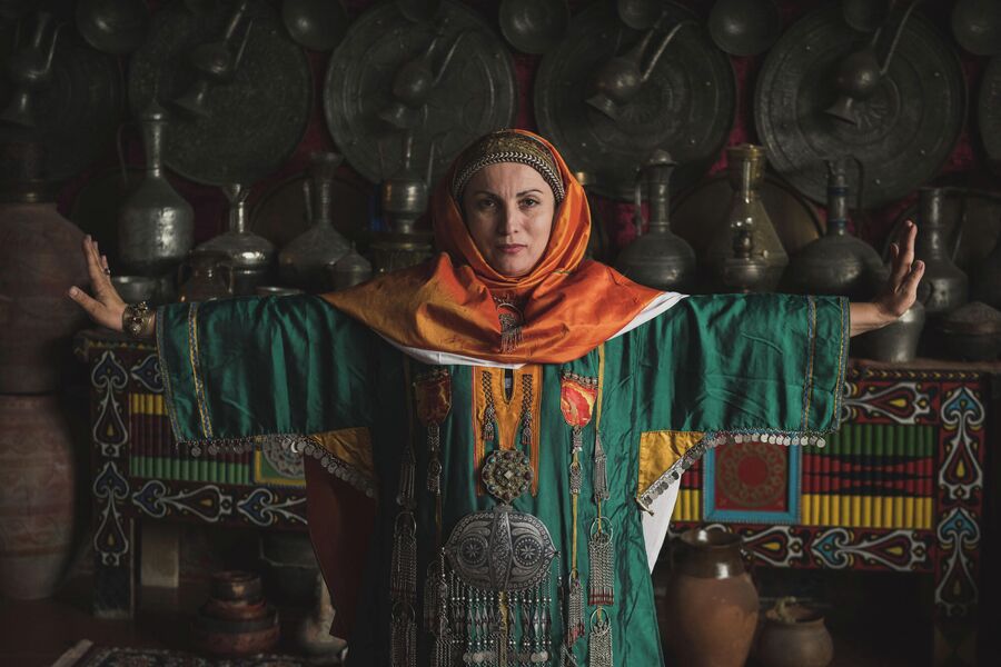 Женщина народности лакцы в традиционном свадебном платье