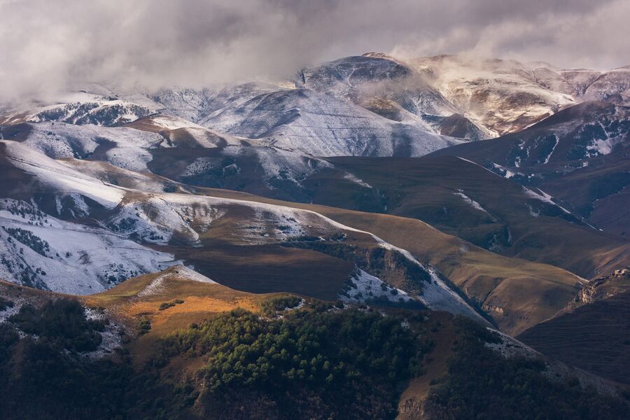 Ранний снег в горах недалеко от села Кубачи