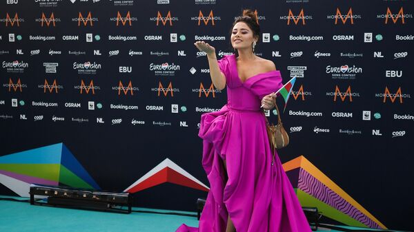 Певица Самира Эфенди (Азербайджан) на бирюзовой ковровой дорожке перед началом церемонии открытия 65-го международного конкурса песни Евровидение-2021 в круизном терминале Роттердама